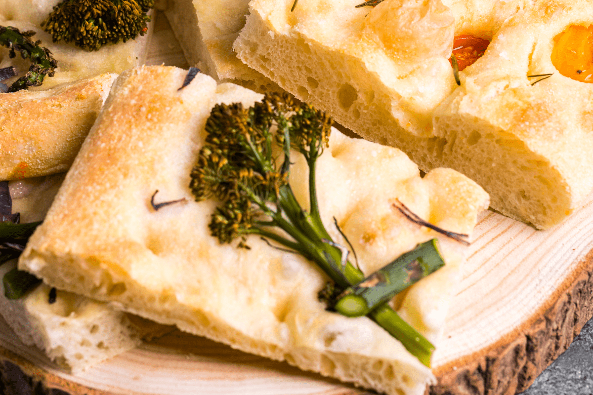 Focaccia z oliwkami, pomidorkami / broccolini mini i szparagi