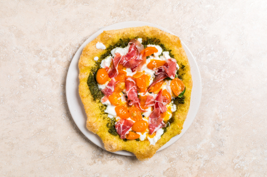 Pizza fritta z pesto bazyliowym, burratą, pomidorki koktajlowymi, pancettą