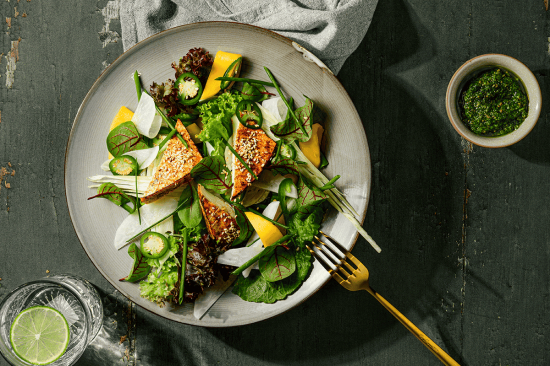 Sałatka z mango, fenkułem,  tofu  i pesto kolendrowym